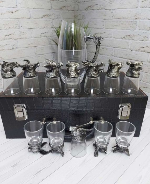 Рюмки с графином в кейсе