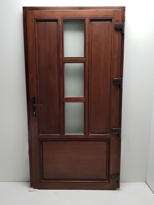 Usa de intrare premium 110 x 210 disponibil pe stoc