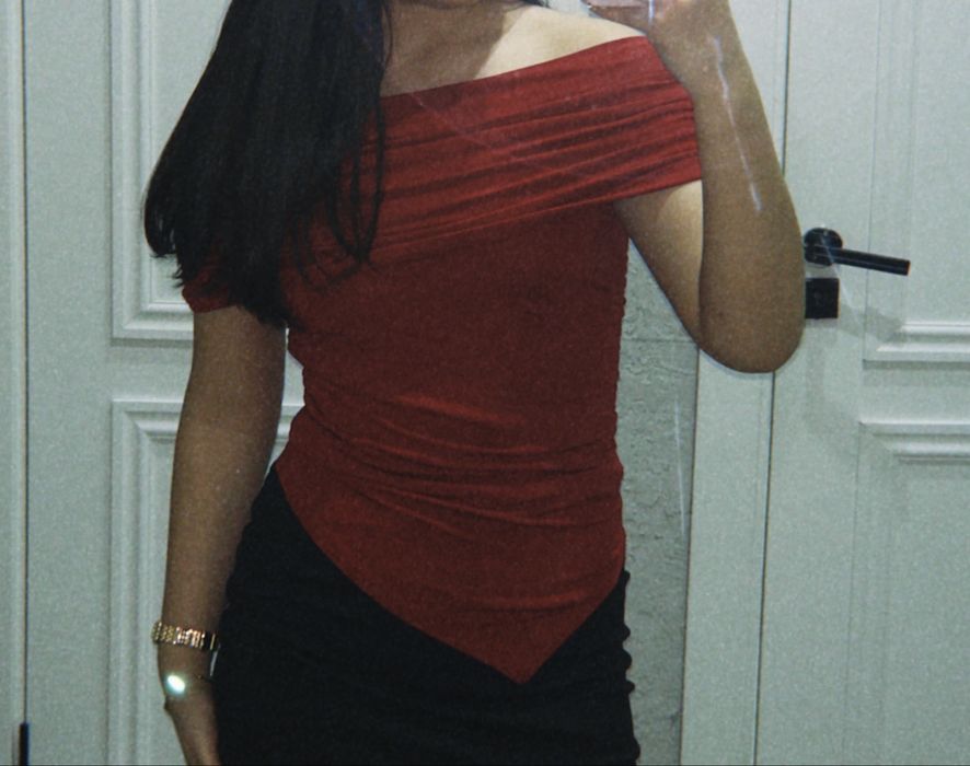 красная кофта с открытыми плечами