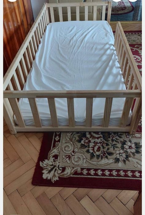 Pat jos Montessori 200 pe 90 cm cu saltea noua