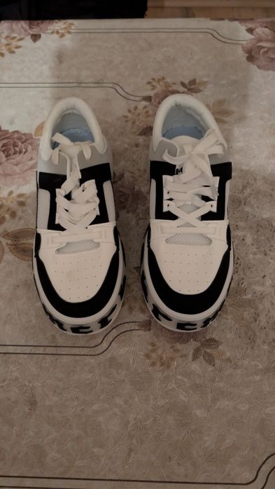 Маратонки чисто нови