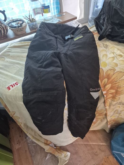 Geaca si pantaloni motocicleta din material textil cu insertii piele si protectie marime M