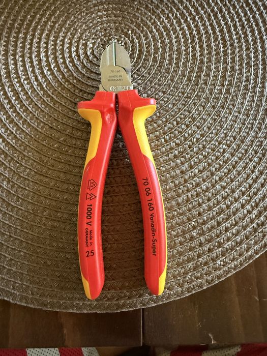 Клещи Knipex.