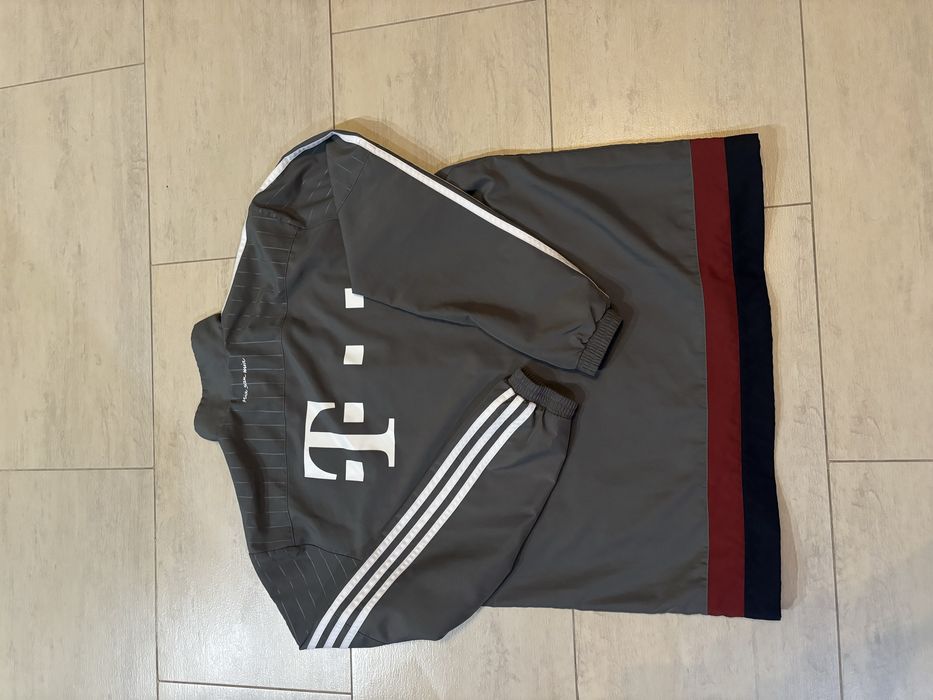 Adidas FC Bayern Munich оригинално яке, размер L, като ново