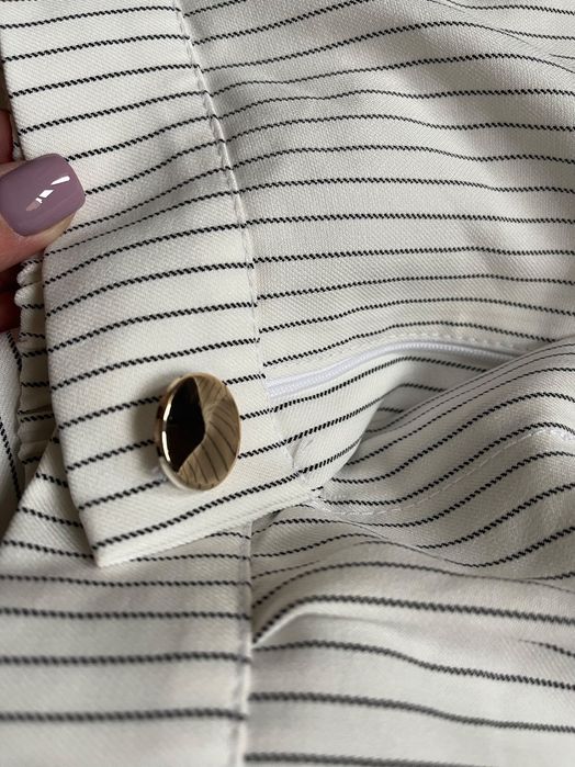 Продам классический белый костюм