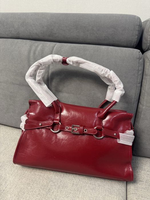 Сумма красная вместительная , стильная