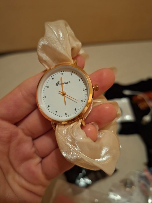 Часовник скрънч беж