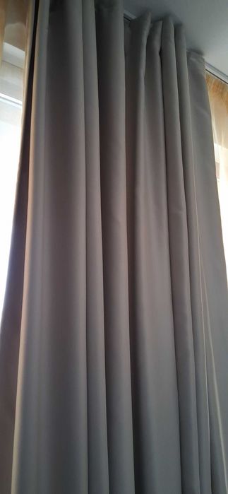 Плътни сиви завеси