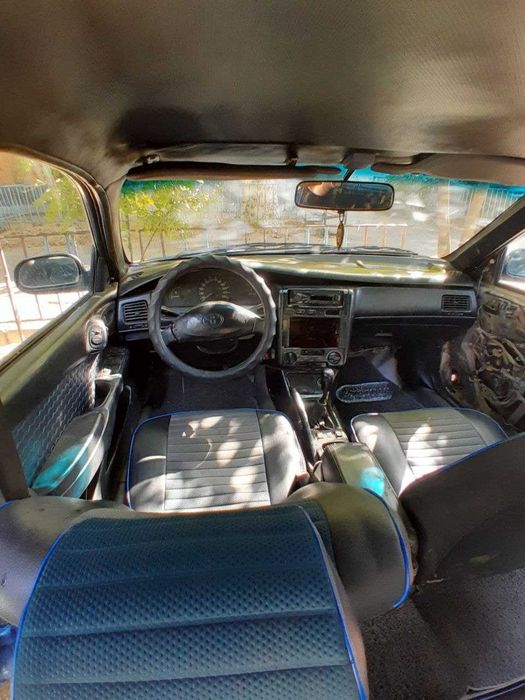 TOYOTA CARINA E   1993  года