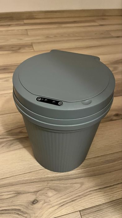 Cos de gunoi cu senzor . Nou