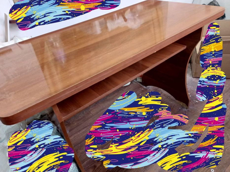 Продается обеденный стол и 4 табурета в хорошем состоянии