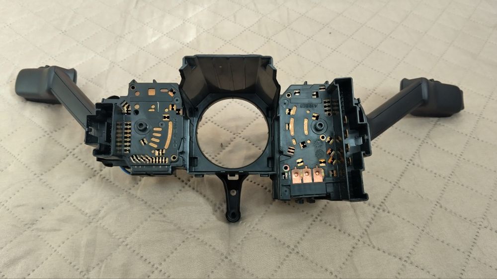 Продавам превключвател на кормилната уредба-лостче светлини и чистачки