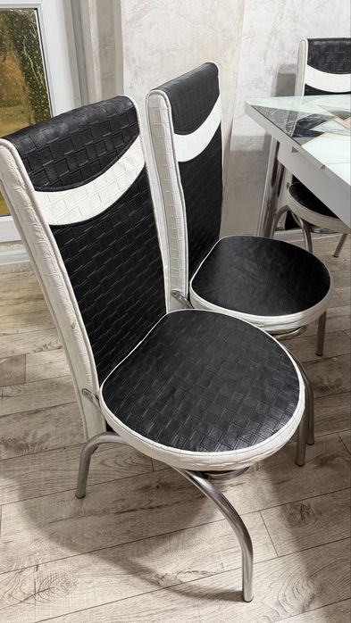 Кухонный стол со стульями.