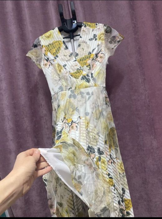 Vand rochie cu flori