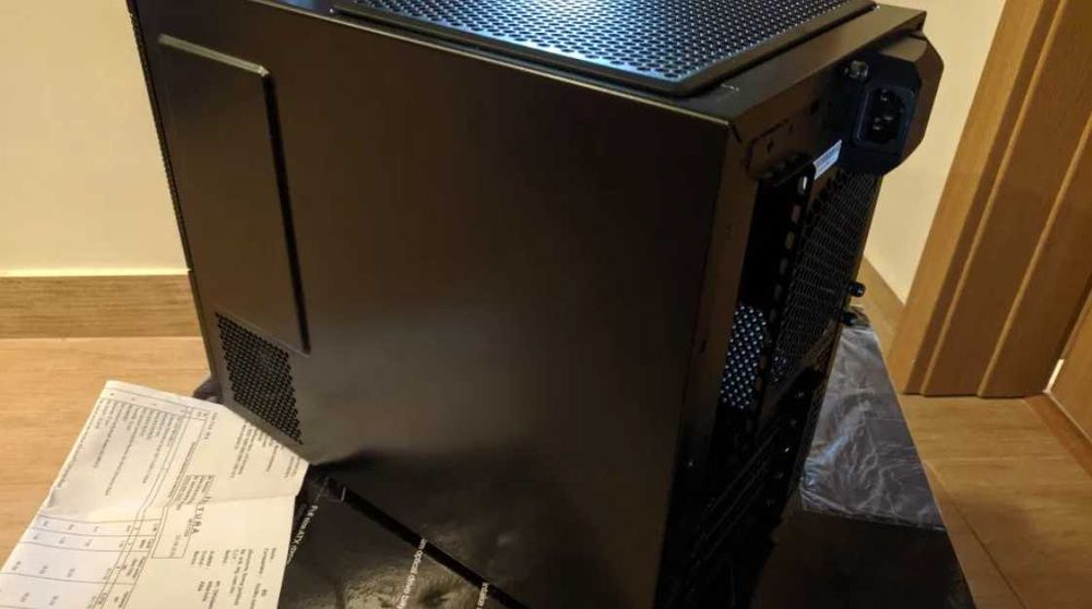 Carcasa SilverStone SG10 + Cooler pasiv Noctua NH-P1 + 5x Ventilatoare Noctua – mini-cube mATX ultra-silențios