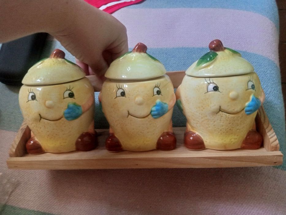 Срочно продаю кухонный набор новый