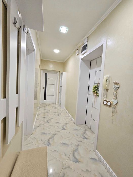 Дава се под наем Тристаен апартамент в София, Изток - 72 кв.м за 920 € - Снимка #16