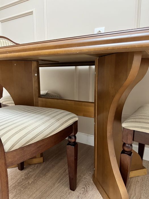 Обеденный стол и стулья