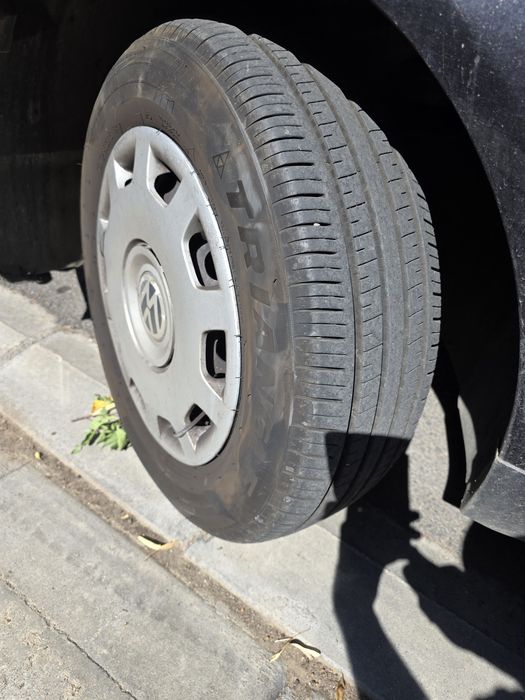 Vand set de 4 anvelope de iarna Nokian Tyres 195/65/R15 si 2 anvelope de vara Triangle 196/65/R15 rulate 1000 km si 4 jenti aferente