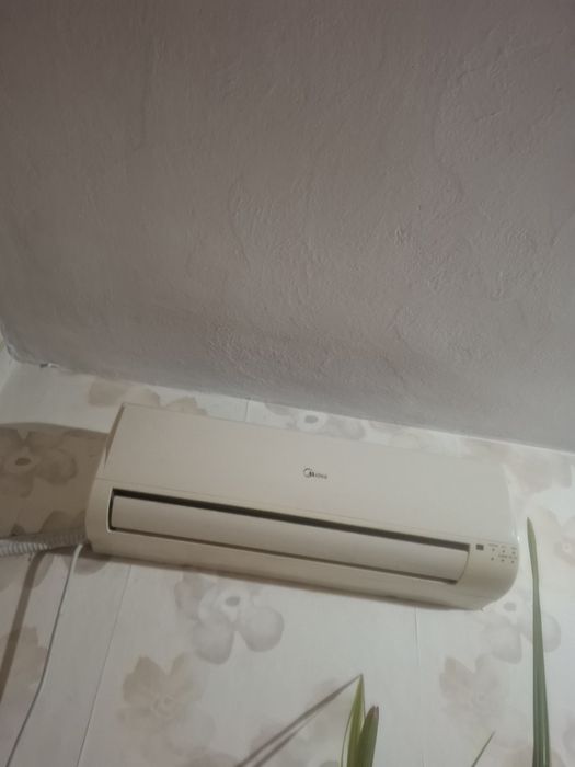 Продавам климатик Мидеа