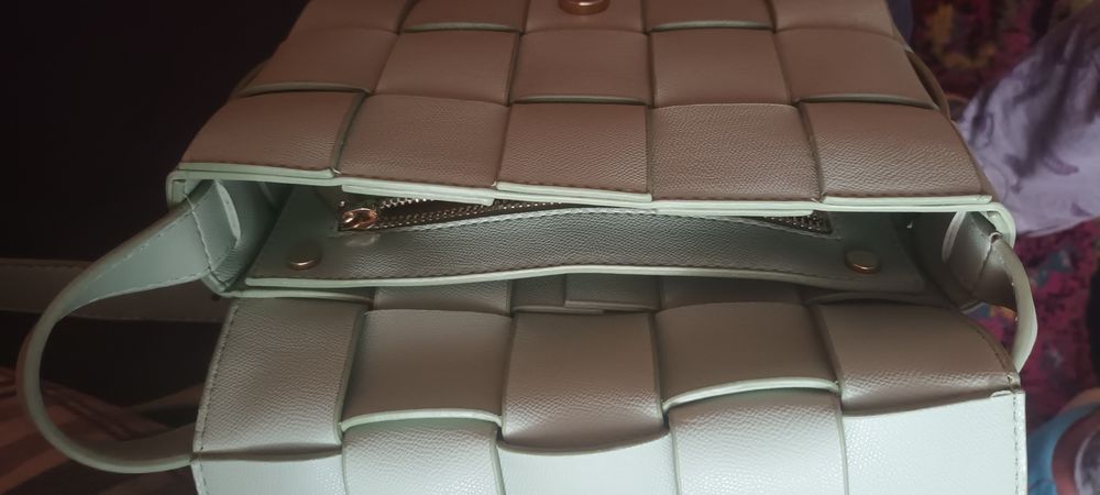 Дамска чанта от еко кожа в красив светлозелен цвят