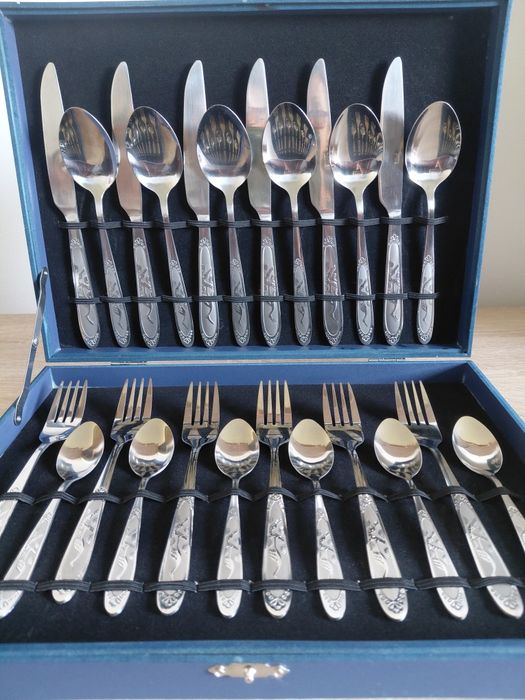 Tacâmuri inox. Set complet nefolosit, inox de calitate superioara. Vin in cutia lor din lemn.