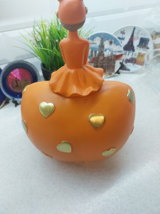 Оригинальная статуэтка-подставка