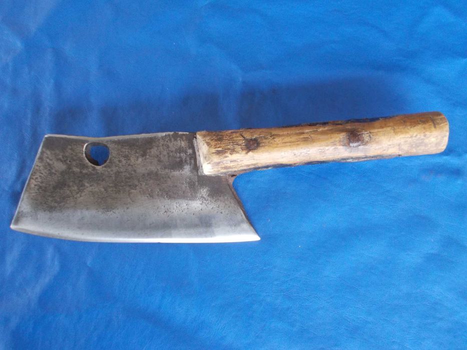 Огромен стар кован сатър