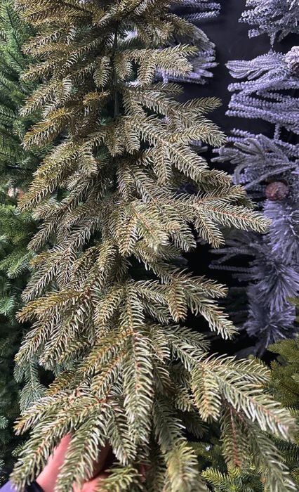 Еллчканая ветка , хвоя , ёлочная гирлянда