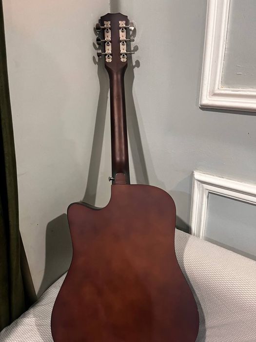 Срочно продам гитару новую