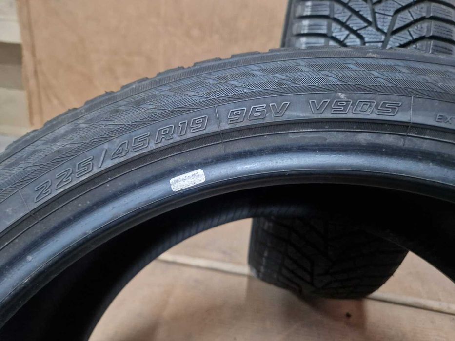 2 Yokohama R19 225/45
зимни гуми
DOT2020