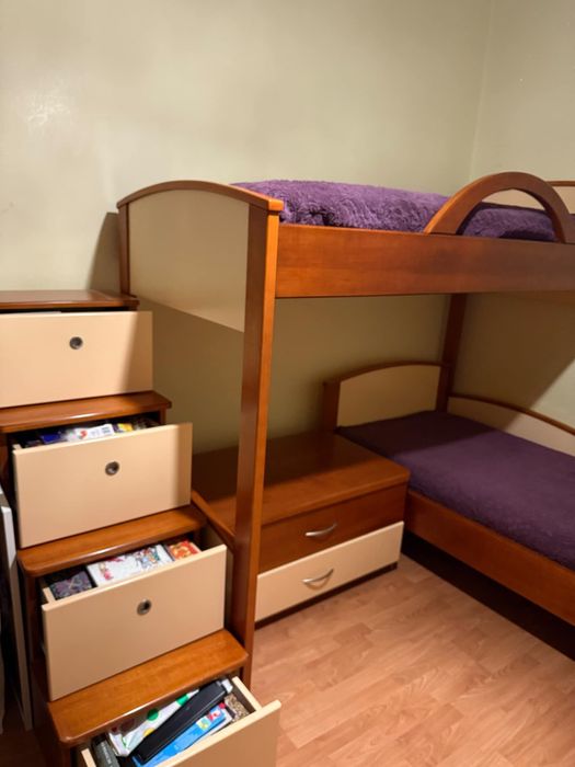 Двуетажно легло МДФ+нощно шкафче МДФ+стълби с място за съхранение МДФ