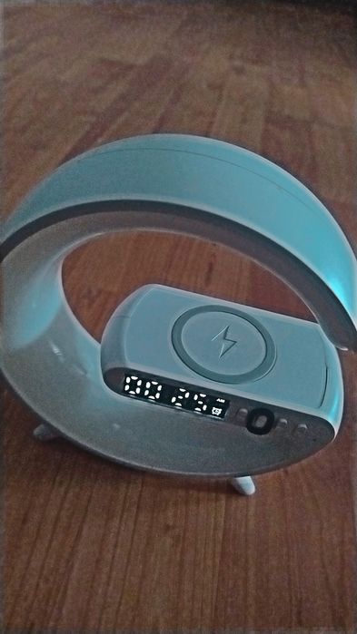 Lampă LED + ceas digital + încărcare wireless – 3 în 1