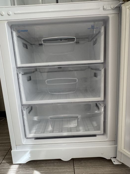 Холодильник Indesit