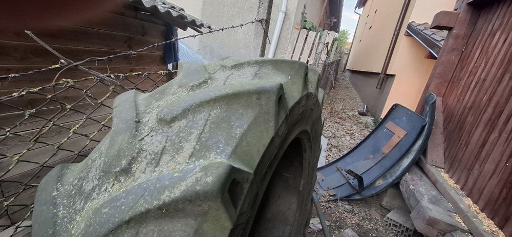 Vând 2 cauciucui tractor