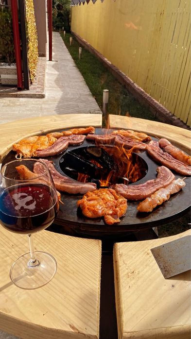 Grătar tip plită lucrat manual, ideal pentru gătit în aer liber