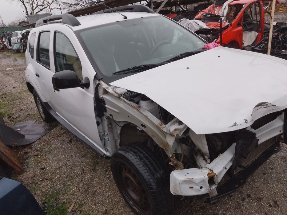 Продавам Дачия Дъстър 1.6i 4x4 2011г