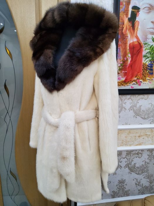 Красивая Норковая Шуба белая ,с БАРГУЗИНСКИМ соболем,,очень Шикарная,