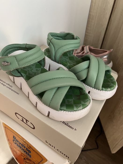 Продам детскую обувь