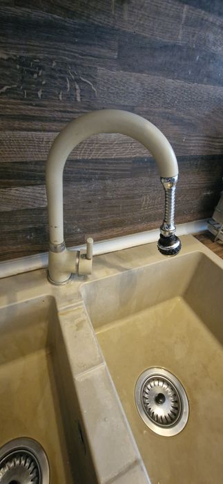 Продавам мивка с две корита и смесителна батерия Pyramis