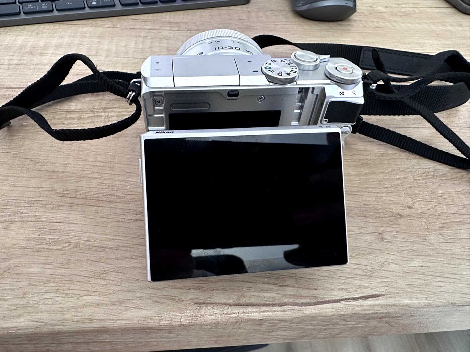 Aparat foto Mirrorless Nikon 1 J5 Argintiu + Obiectiv 10-30mm VR + Geantă (Stare Ca Nou)