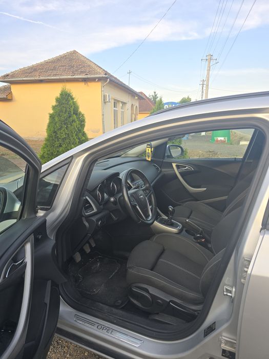 Vând Opel Astra J Sports Tourer (Break) — 2010/2011