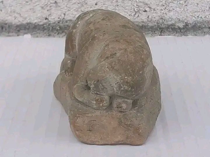 Figurină sculptată în piatră.