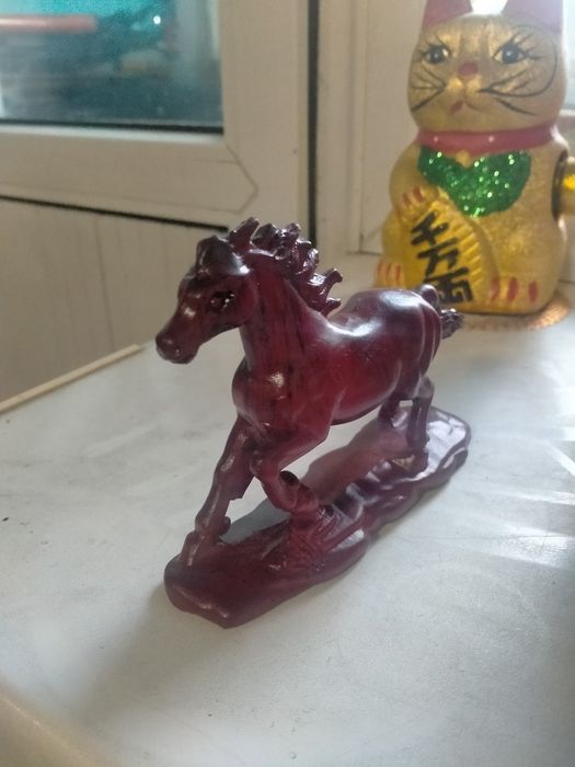 Лошадь статуэтка красная