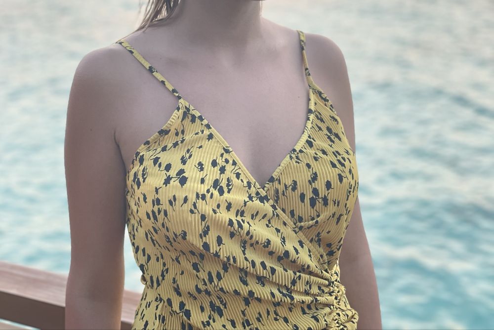 Рокля Bershka жълта