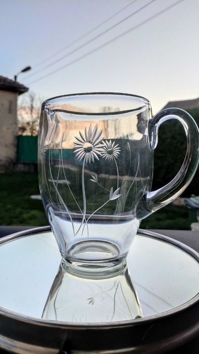 Голяма стъклена кана с гравирани цветя