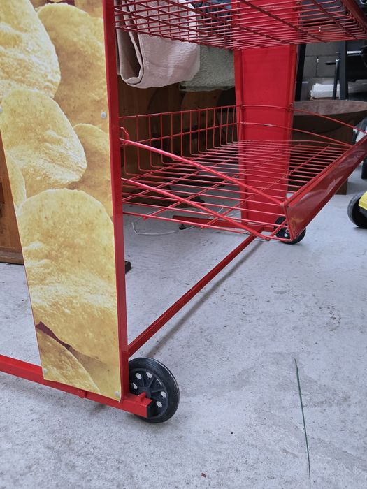 Метален стелаж с колелца