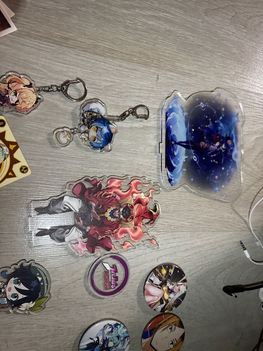 Аниме мерч/фигурки значки