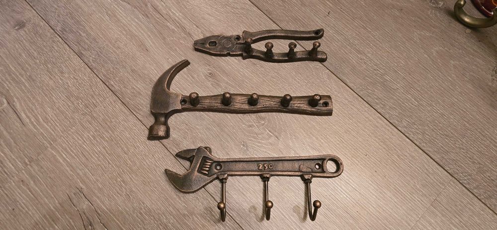 Чугунени закачалки– Три вида декор.