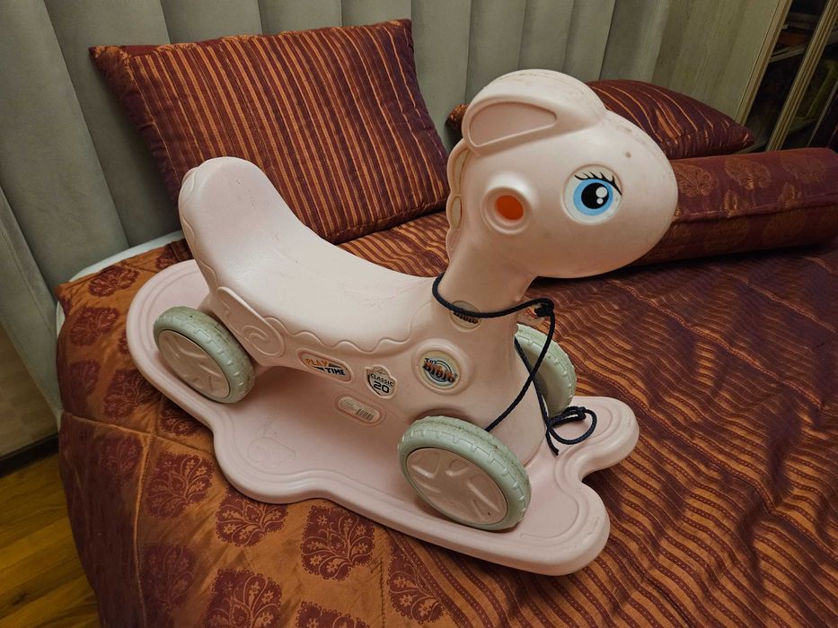 Детская игрушка - качалка и на колесах